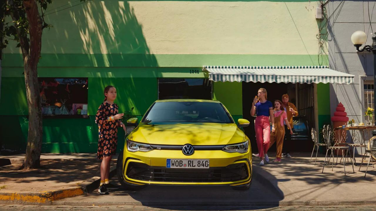 GL5704_golf8-front-kids-and-woman-around-car-16-9-f-cc-3.jpg