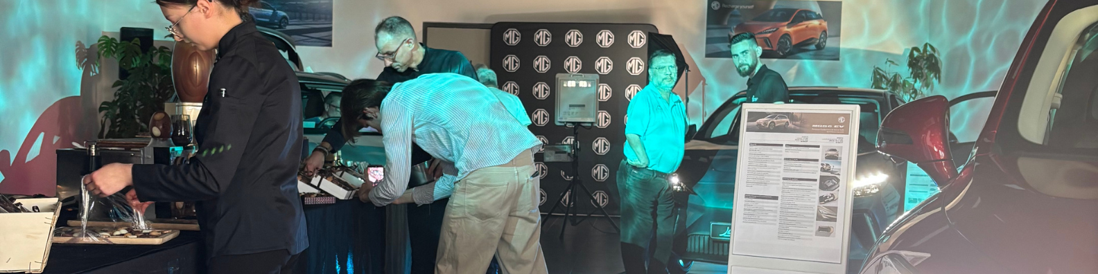 Copie de Bannière Linkedin Professionnelle Moderne Créateurs de contenu Indigo.png